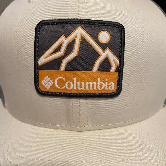 Columbia White & Gray Mesh SnapBack Hat W/ Mountain Patch. Unisex. One Size. NWT - Picture 2 of 6